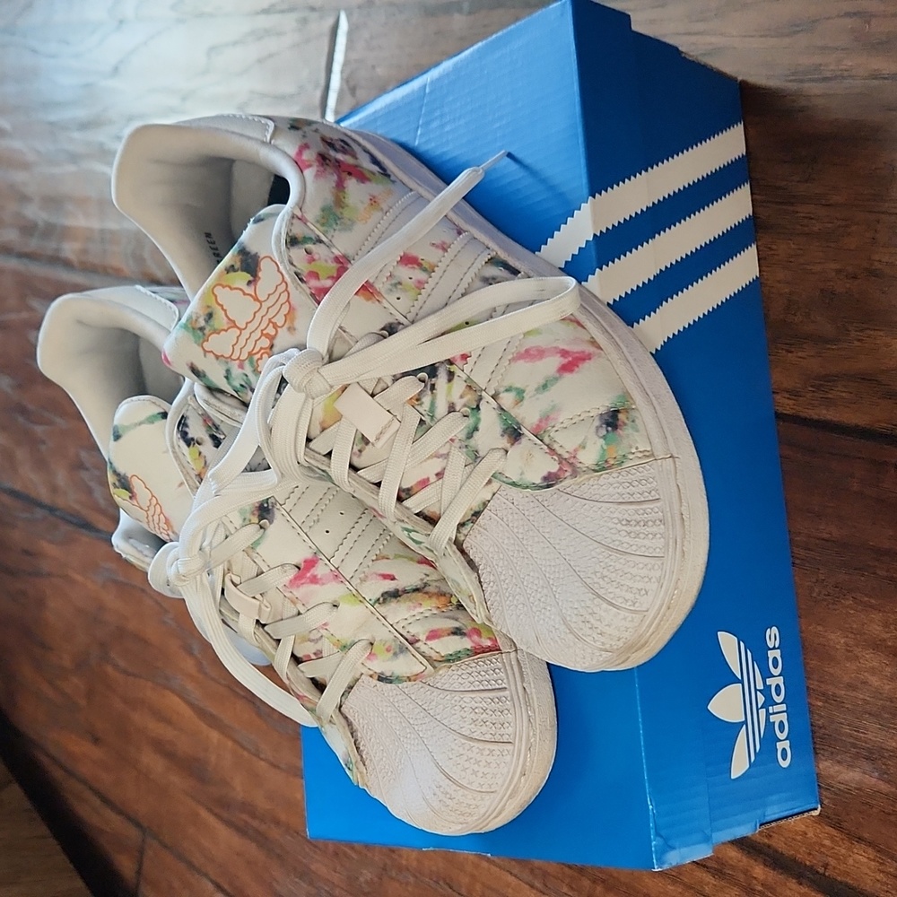 Girls Adidas superstars 💕